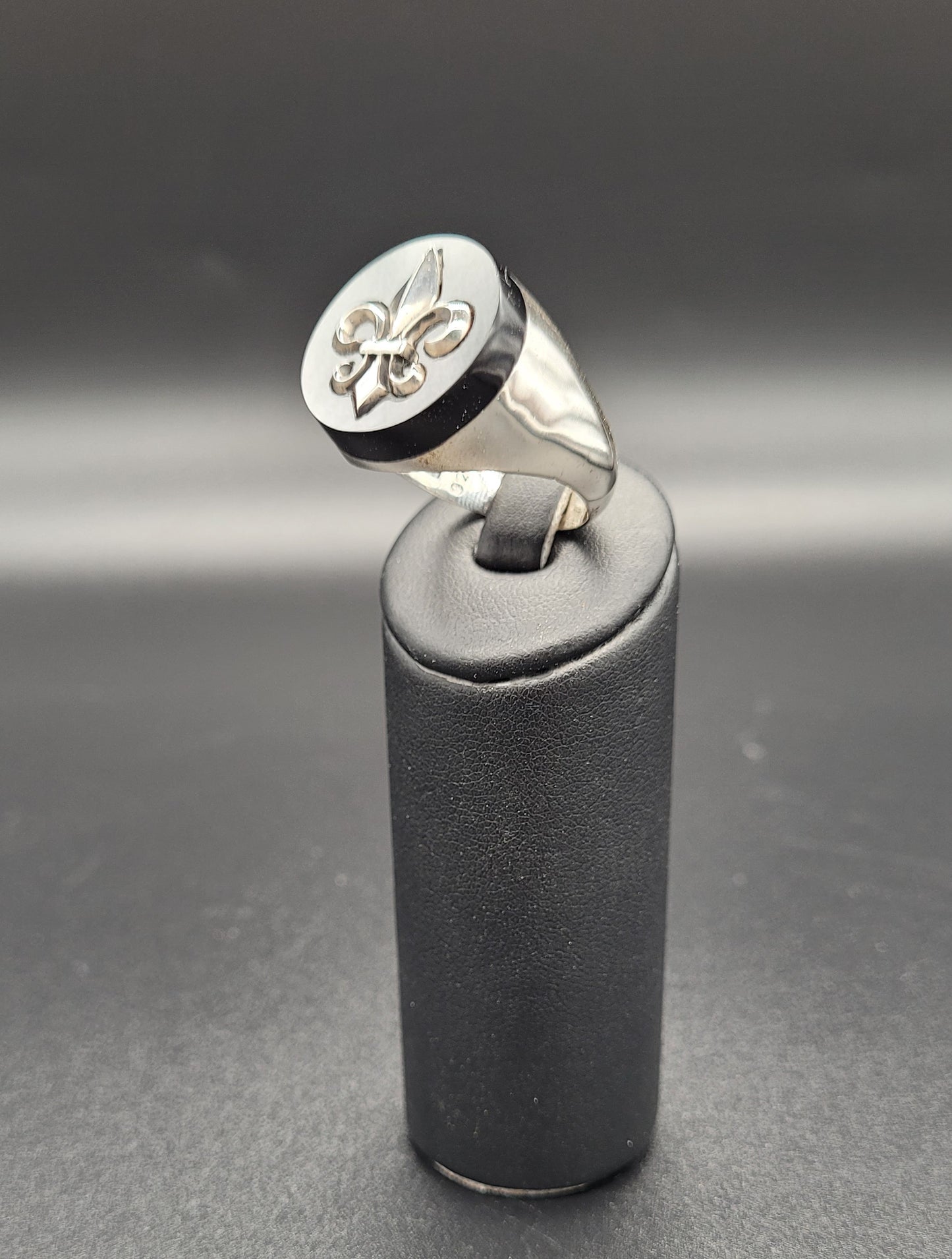 RS-1009 Silberring mit Lilie auf rundem schwarzem Onyx