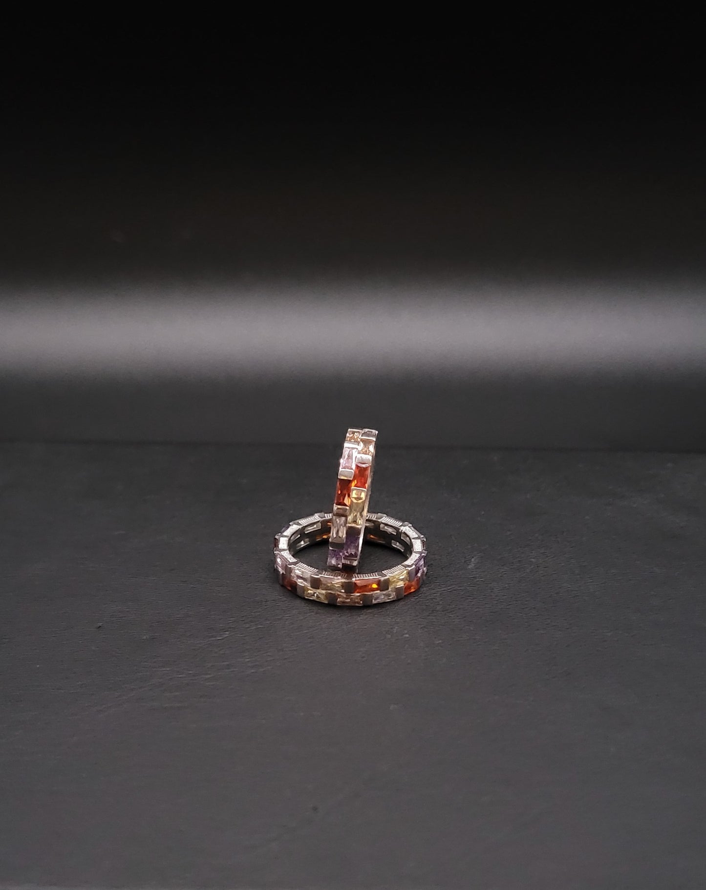 RS-1031 Silberring mit versetzten multicolor Zirkonia