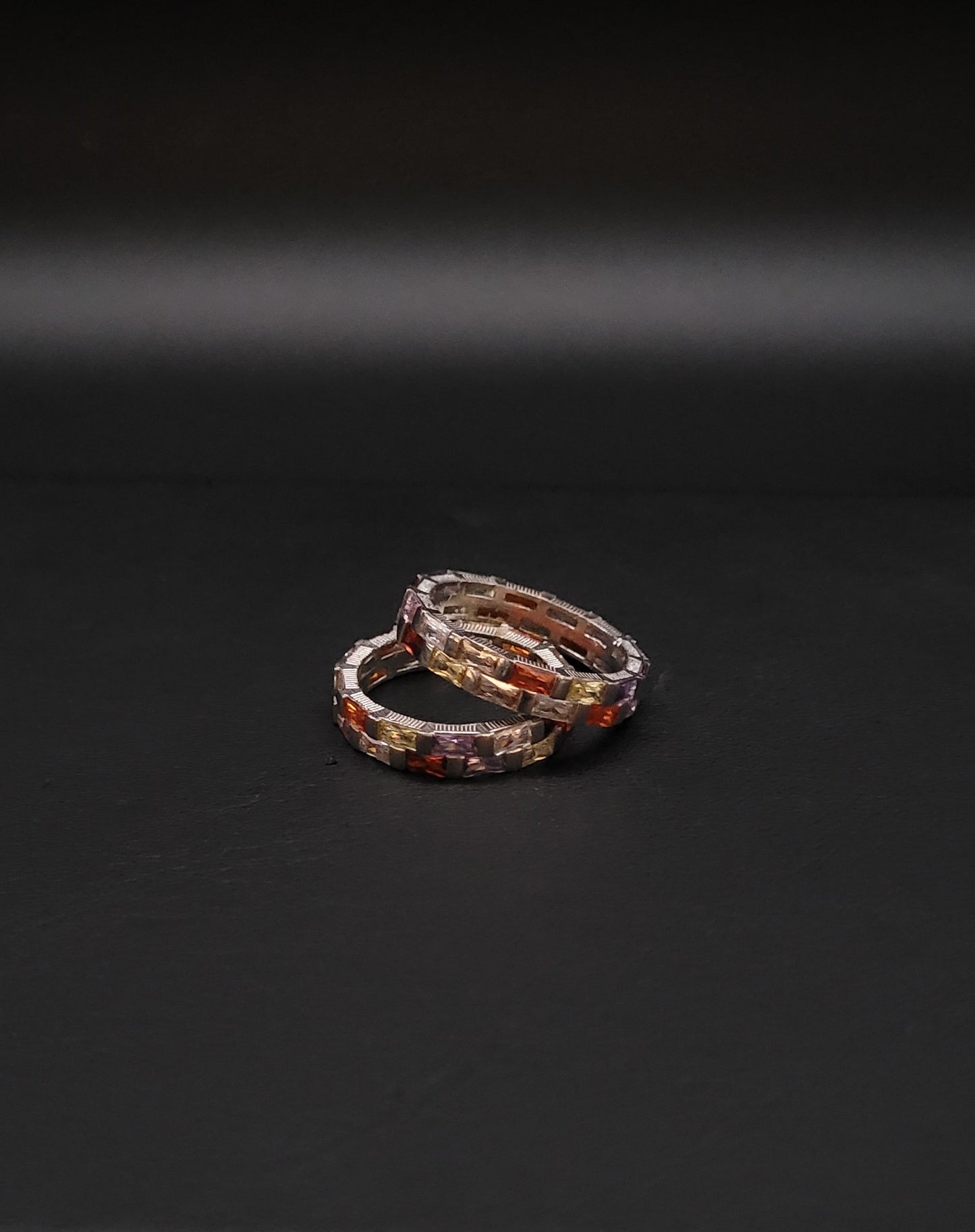 RS-1031 Silberring mit versetzten multicolor Zirkonia