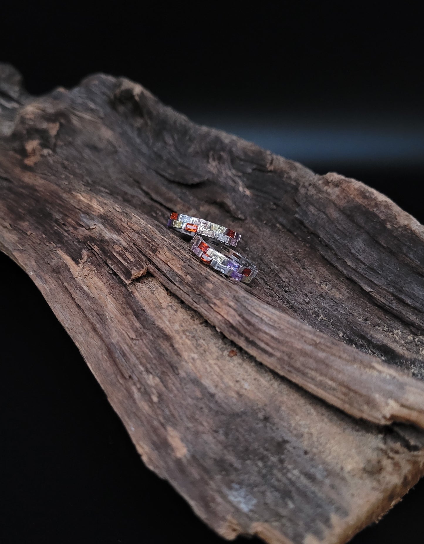 RS-1031 Silberring mit versetzten multicolor Zirkonia