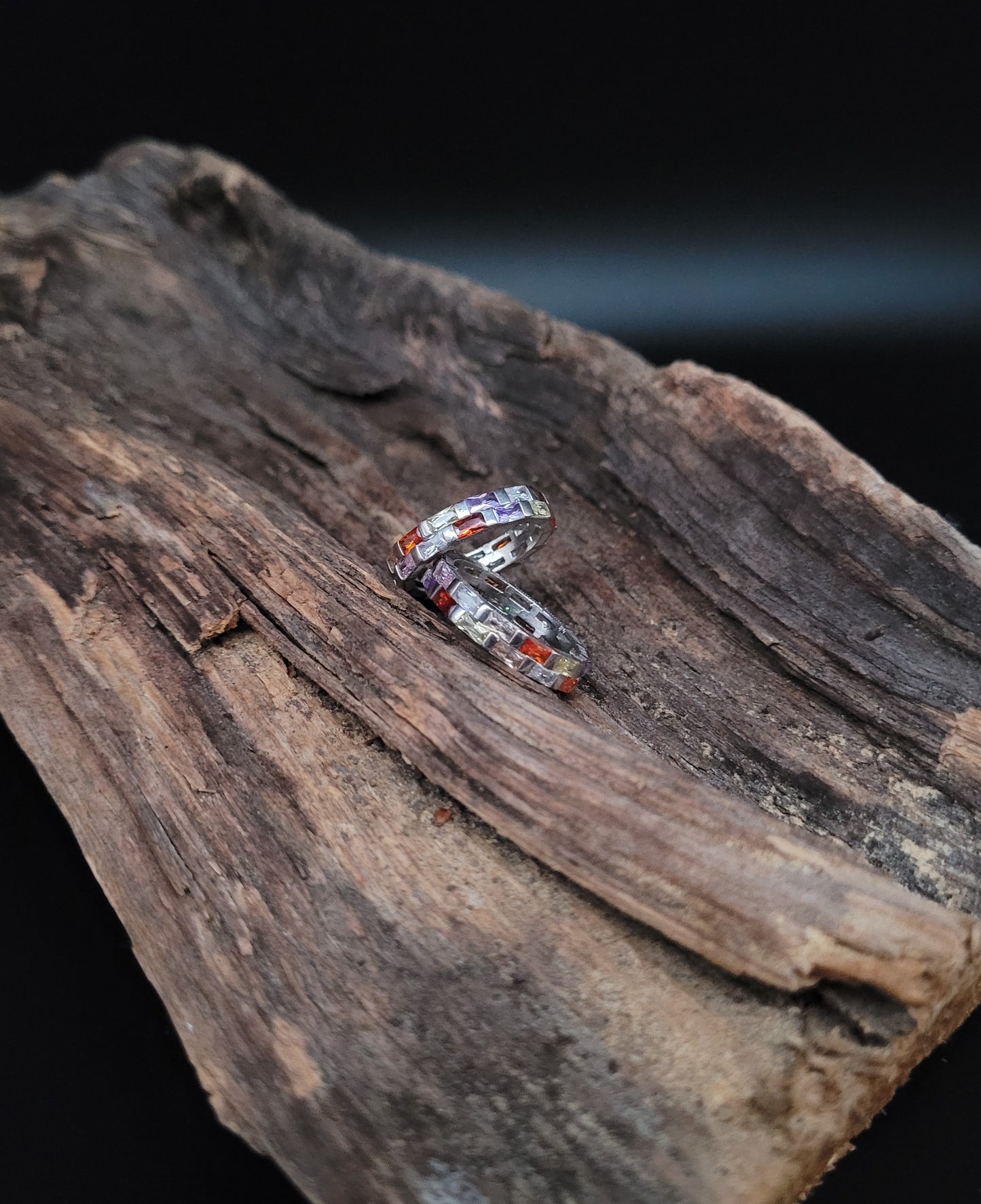 RS-1031 Silberring mit versetzten multicolor Zirkonia