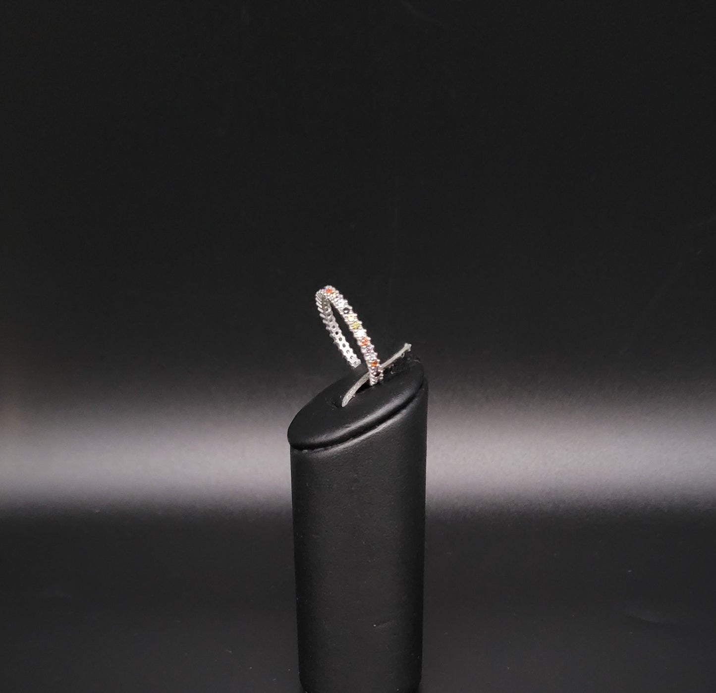 RS-1025 Silberring mit mehrfarbigen Zirkonia besetzt