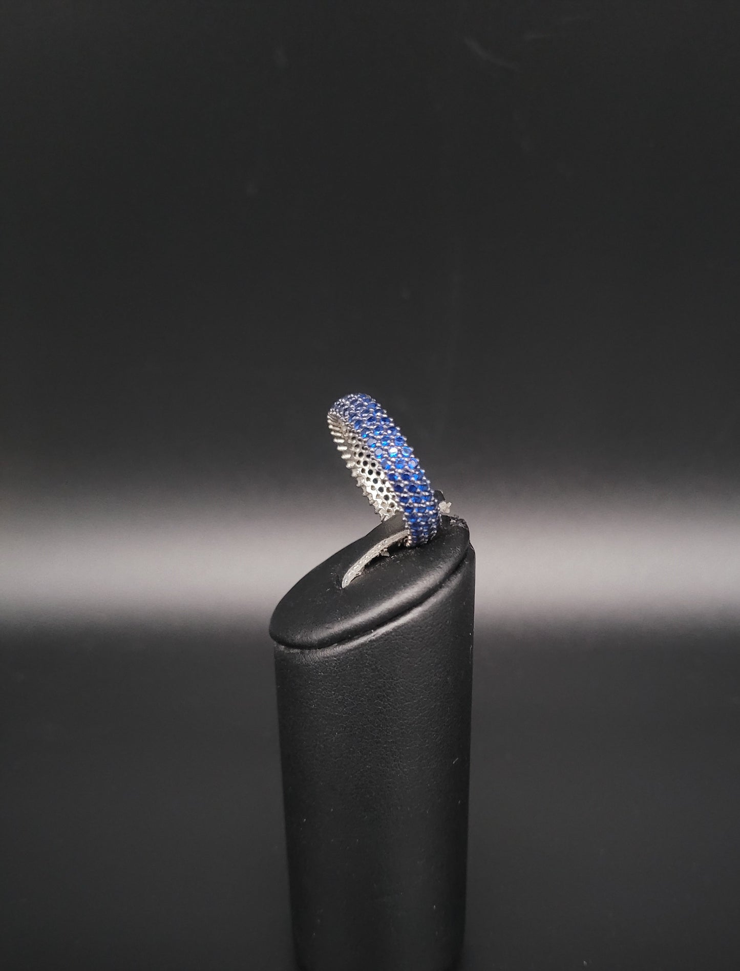 RS-1029 Silberring mit dunkelblauen Zirkonia