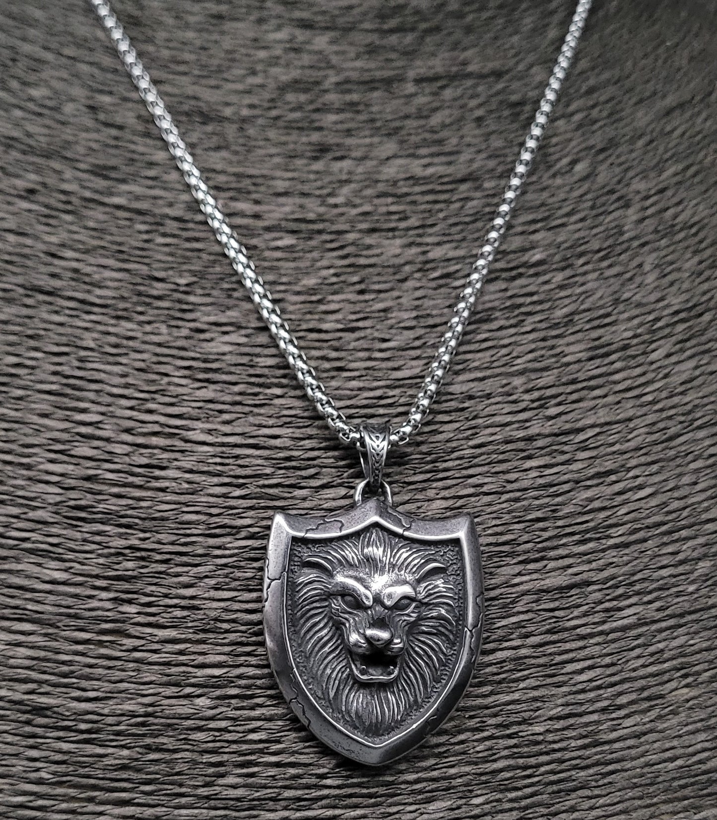 HKE-1011 Edelstahlkette mit Anhänger "Schild mit Löwenkopf"