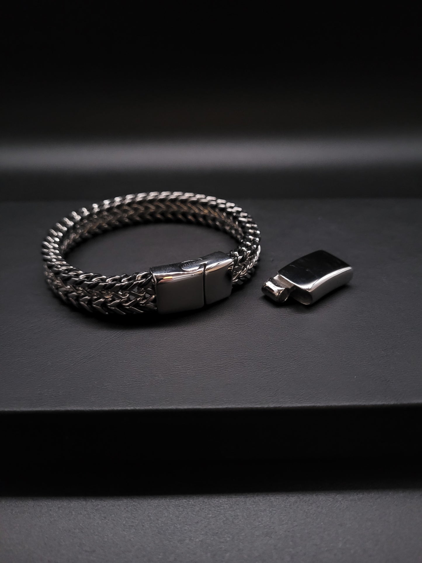 ABE-2021 Edelstahl-Armband mit eingeflochtenem Leder, verstellbar