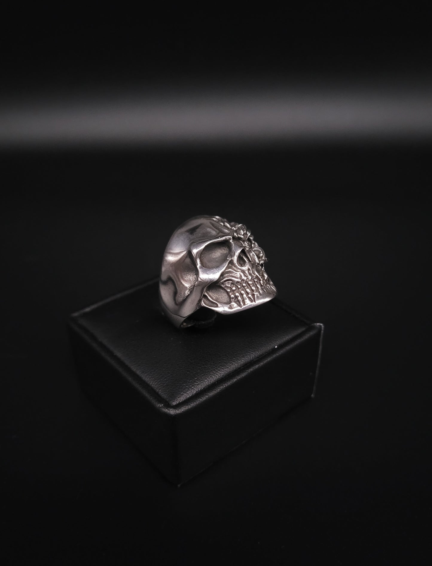 RS-1037 Silberring "Skull-half ornament"